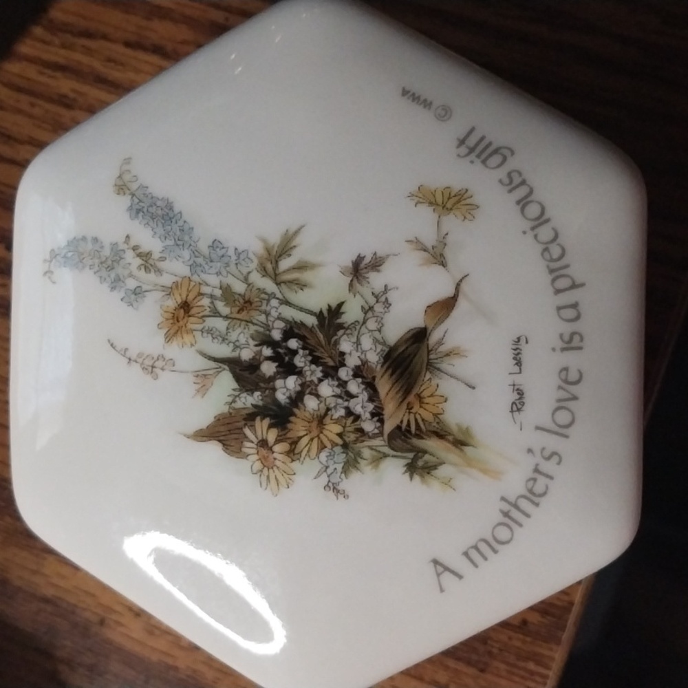 Porcelain trinket box